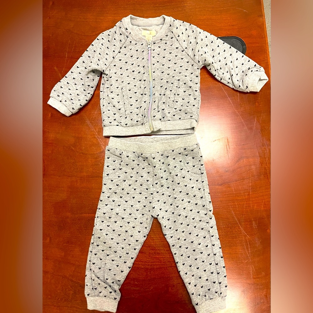 Peak sweatsuit with hearts and rainbow zipper